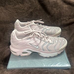 NIKE AIR MAX TN PLUS: BLUSH KIDS SHOES size 7y. Women’s 8.5.